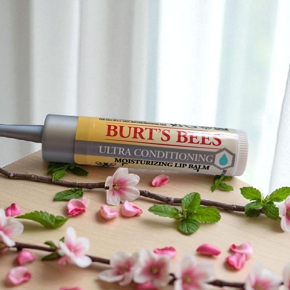 Burt's Bees Ultra Conditioning Lip Balm (New) - Picture 1 of 2